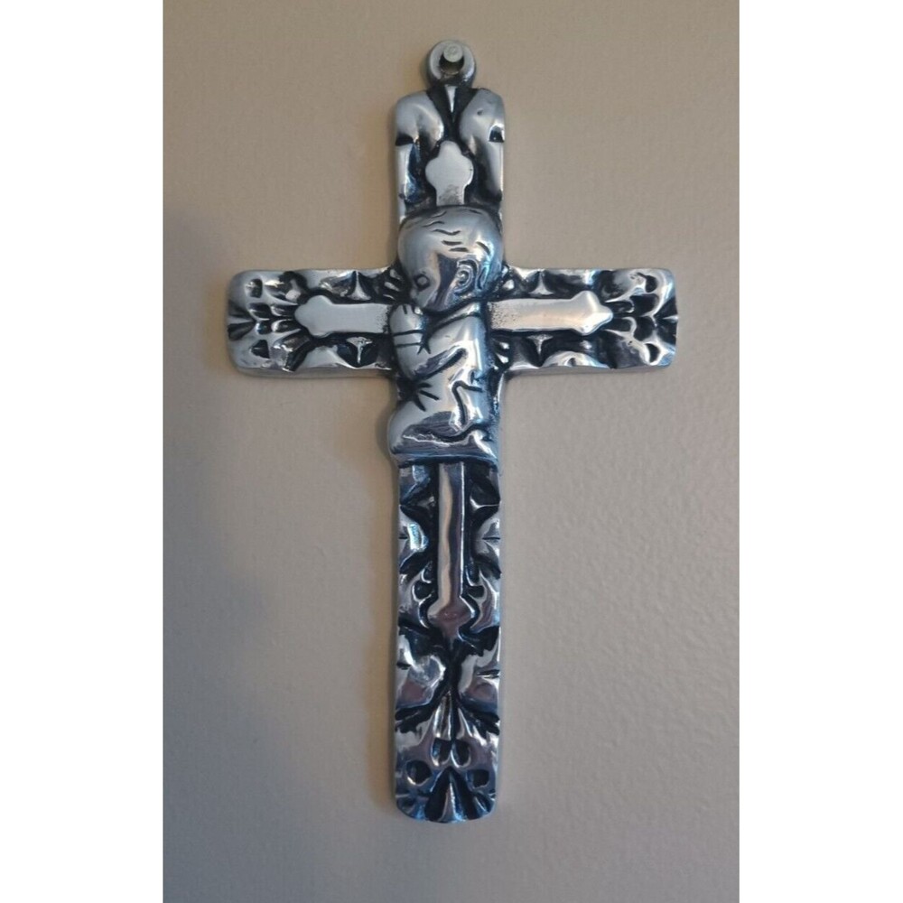 FUNDIBAS PEWTER Y ALUMINO CROSS ~ LITTLE BOY PRAYING ~ LAGOS DE MORENO MEXICO